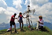 47 Alla croce piegata di vetta del Sasna (2229 m)